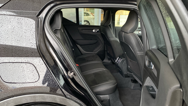 Volvo XC40 2.0 B4P Ultimate Dark 5dr Auto Petrol Estate